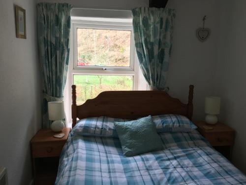 Krevet ili kreveti u jedinici u okviru objekta Beautiful 2-Bed Cottage in Thornthwaite Keswick