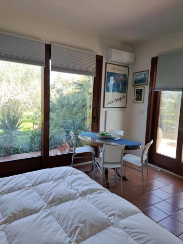 1 dormitorio con 1 cama, mesa y sillas en Casa Gelsomino, en Carlentini