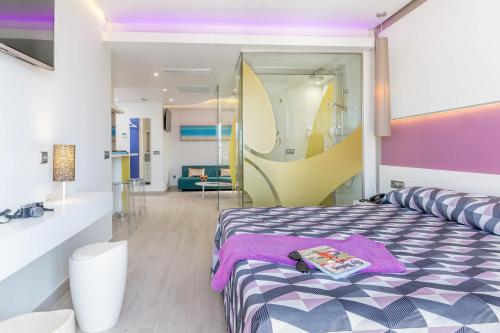 The Purple Hotel - Adults Only tesisinde bir odada yatak veya yataklar