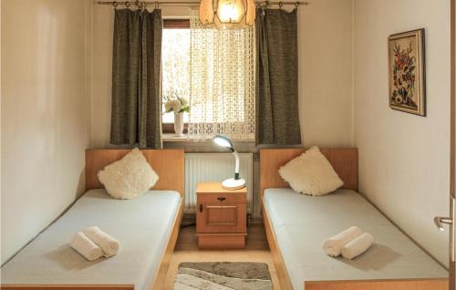 - 2 lits dans une petite chambre avec fenêtre dans l'établissement 2 Bedroom Beautiful Apartment In Arrach, à Arrach