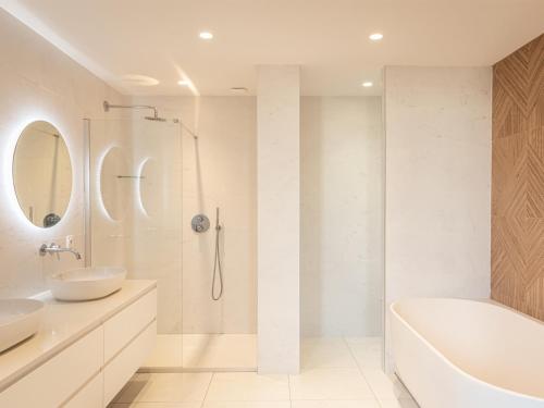 Ένα μπάνιο στο Family House in Bordeaux City Center Chartrons 250m2 - Pool, Garden, AC