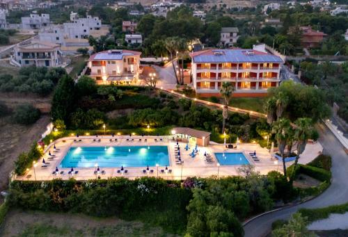 uma vista aérea de um resort com uma piscina em !!! PADEL - PISCINA - CALCIO !!! - Aparthotel Isabella em Sciacca