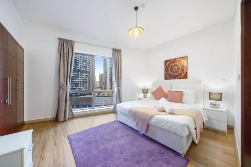 Postel nebo postele na pokoji v ubytování Contemporary & Roomy 2BR with Burj Khalifa view