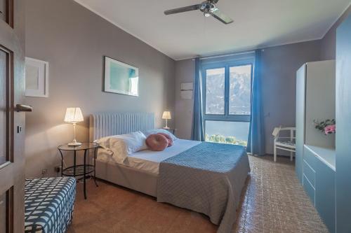 een slaapkamer met een bed waar een persoon op ligt bij Ca' Maria Peonie by Wonderful Italy in Bellagio