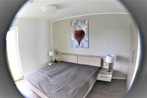 - une chambre avec un lit et une peinture sur une pomme dans l'établissement 47 2 M Seestern, à Wangerland