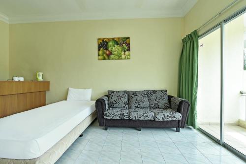 Кът за сядане в OYO HOME 90700 Teluk Batik Holiday Apartment