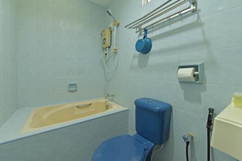 A bathroom at OYO HOME 90700 Teluk Batik Holiday Apartment