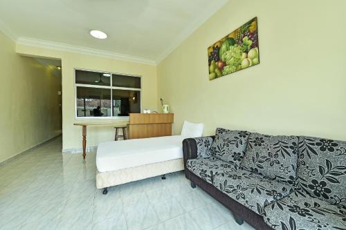 Зона вітальні в OYO HOME 90700 Teluk Batik Holiday Apartment