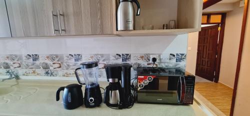eine Küchentheke mit Kaffeemaschine und Mikrowelle in der Unterkunft The Festival Fully Furnished Apartments in Mombasa