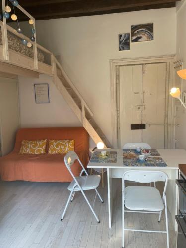 - une chambre avec un lit, une table et des chaises dans l'établissement Porta Romana Bella 2 ! Centro, à Milan