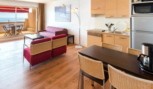 Η κουζίνα ή μικρή κουζίνα στο Aparthotel Adagio Nice Promenade des Anglais