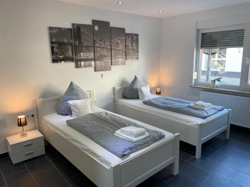Ένα ή περισσότερα κρεβάτια σε δωμάτιο στο Appartment am Rosenplatz,24 Stunden Check in, Küche, kostenfreie Parkplätze