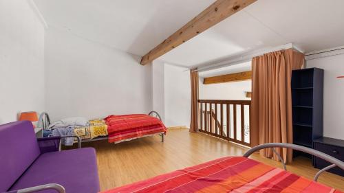 - un salon avec un canapé et un lit dans l'établissement Perles du Soleil- 50- Maison mezzanine- 6 pers, au Cap d'Agde