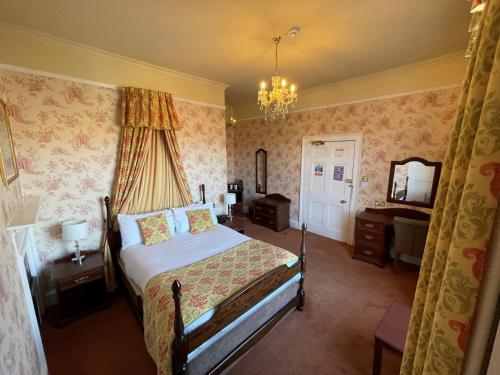 1 dormitorio con cama y espejo en Milford Hall Hotel - Hotel Under Renovation, new bedrooms from 01st June, en Salisbury