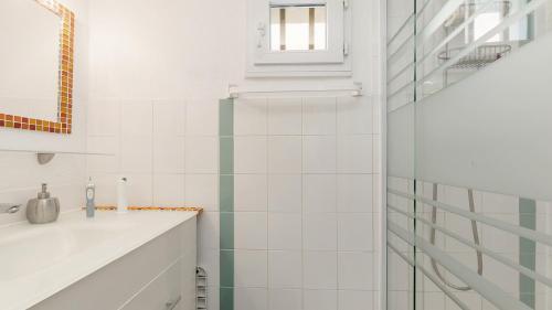 Kúpeľňa v ubytovaní Perles du Soleil- 12- Maison moderne- 5 pers