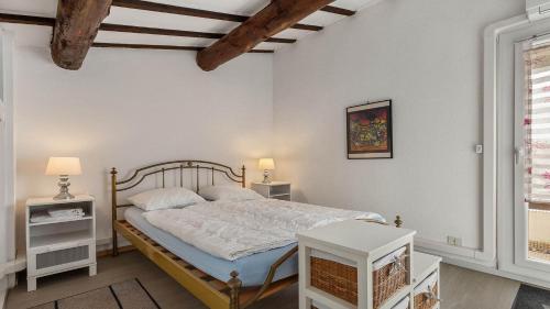 une chambre avec un lit et deux tables et une fenêtre dans l'établissement Sun Village- 59- Maison spacieuse- 4 pers, au Cap d'Agde