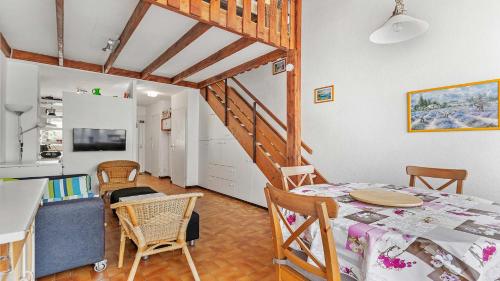 une cuisine et une salle à manger avec une table dans l'établissement Sun Village- 59- Maison spacieuse- 4 pers, au Cap d'Agde
