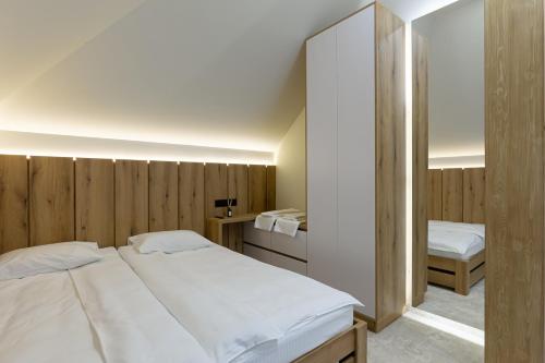 um quarto com 2 camas e um espelho em Садиба На Перевалі em Yablunytsya