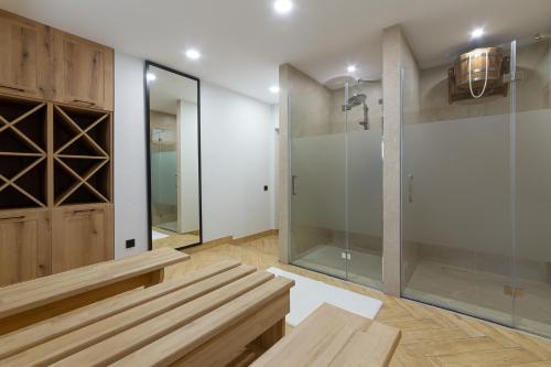 W łazience znajduje się przeszklony prysznic i ławka. w obiekcie Садиба На Перевалі w mieście Jabłonica