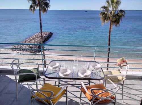 a table and chairs with a view of the ocean at Résidence Armorial in Juan-les-Pins