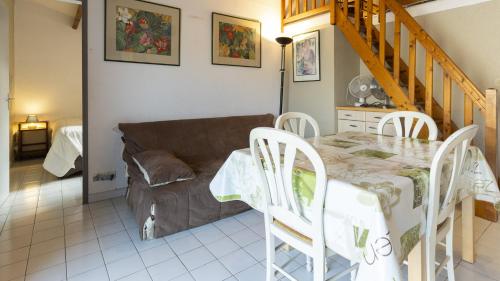 un salon avec une table et un canapé dans l'établissement Les Ondines 2- 15 - Maison duplex- 6 pers, au Cap d'Agde