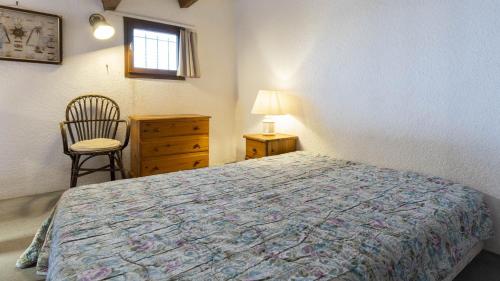 une chambre avec un lit, une chaise et une fenêtre dans l'établissement Les Ondines 2- 15 - Maison duplex- 6 pers, au Cap d'Agde