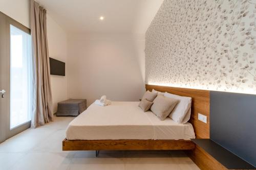 um quarto com uma cama e uma grande janela em Sarmenti Agriresort em Otranto