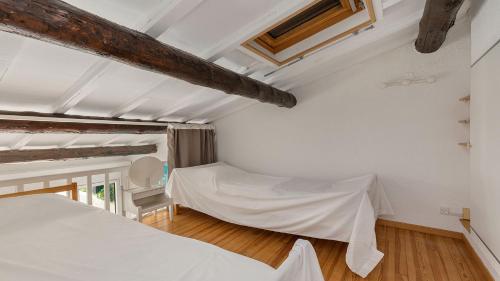 sypialnia z dwoma łóżkami i oknem w obiekcie Sun Village- 39- Maison duplex- 6 pers w Cap d'Agde