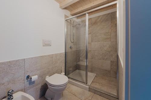 łazienka z prysznicem i toaletą w obiekcie Le Due Dame w Manerba del Garda