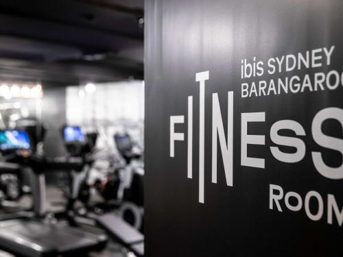 un cartel en un gimnasio con sala de fitness en ibis Sydney Barangaroo, en Sídney