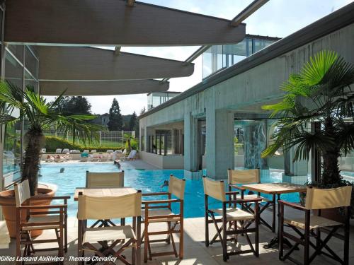 Bazén v ubytovaní Studio spacieux et cocooning à Aix-les-Bains, proche des thermes et du lac - FR-1-555-73 alebo v jeho blízkosti