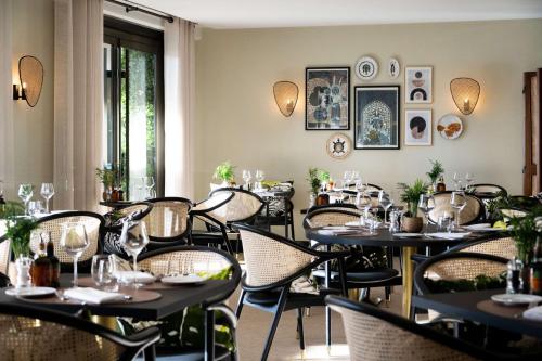 un restaurante con mesas y sillas en una habitación en Hyatt Regency Nice Palais de la Méditerranée, en Niza