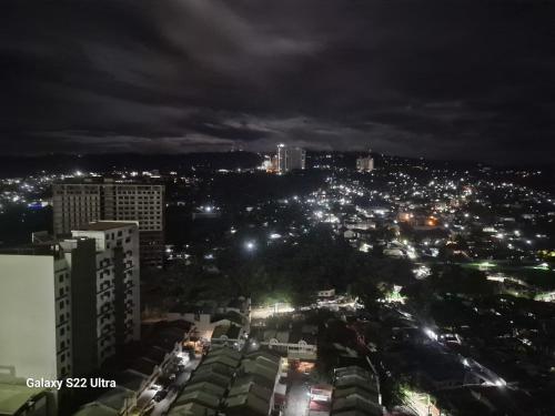 uma vista para uma cidade à noite com luzes em Casa de Rosand em Cebu