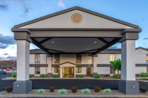 GraysonにあるDays Inn by Wyndham Graysonの大型ホテルの表現