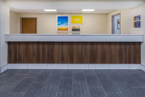 GraysonにあるDays Inn by Wyndham Graysonの受付カウンターのある病院のロビー