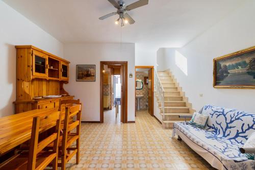 a living room with a couch and a table at Villino Sabrina con piscina in Torre Lapillo