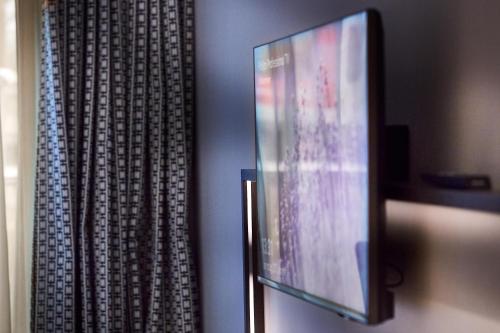Televiisor ja/või meelelahutuskeskus majutusasutuses Clounys Hotel