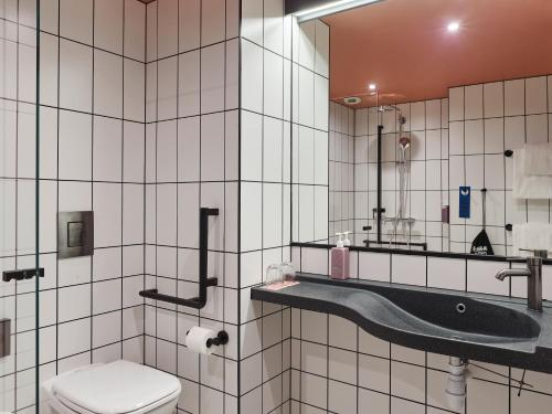 Bilik mandi di Tribe Paris Saint Ouen