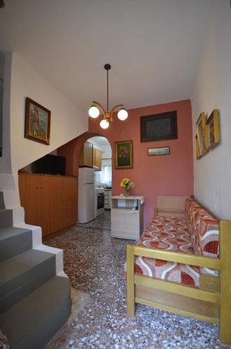 a living room with a couch and a kitchen at Casa Di Mama in Valaneíon