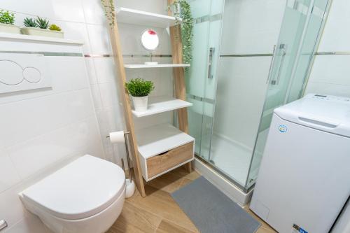 Un pequeño baño con inodoro y ducha. en Apartamento Sunset Algarrobo by Solset, en Algarrobo Costa