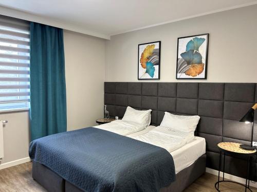 Posteľ alebo postele v izbe v ubytovaní Apartamenty Leśna 1