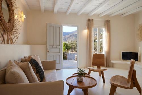 sala de estar con sofá y TV en Fos Collection Villas & Residences, en Platis Yialos Sifnos