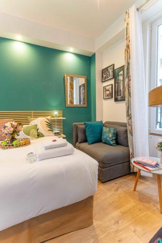 une chambre avec un grand lit et un canapé dans l'établissement Lovely studio -Center of Paris, à Paris