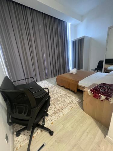 une chambre d'hôtel avec un lit et une poussette dans l'établissement 3 Rooms family duplex, à Kuala Lumpur