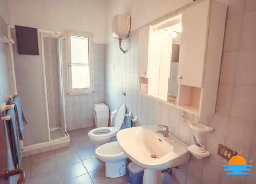 bagno con servizi igienici e lavandino di Casa Mameli Apartment Villasimius a Villasimius
