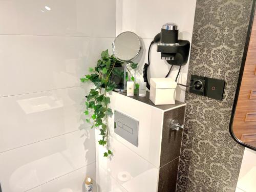 baño con espejo y lavabo en Apartament Aviator en Mielec