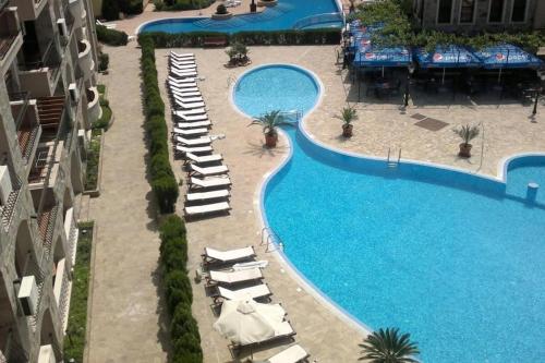 widok na basen z leżakami i ośrodek w obiekcie Kalia Apartments, Sunny Beach, Kalia Apartcomplex, Nesebar, 8240, 8240, Bułgaria w Słonecznym Brzegu