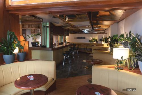 un restaurante con mesas y sillas y un bar en MC Hotel en Žalec