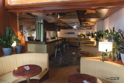 MC Hotel في Žalec: مطعم مع طاولات وكراسي وبار
