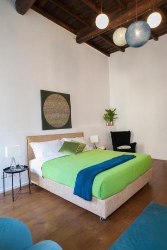 ein Schlafzimmer mit einem großen Bett und einem Stuhl in der Unterkunft Palazzetto de Lante Appartamento Parione in Rom